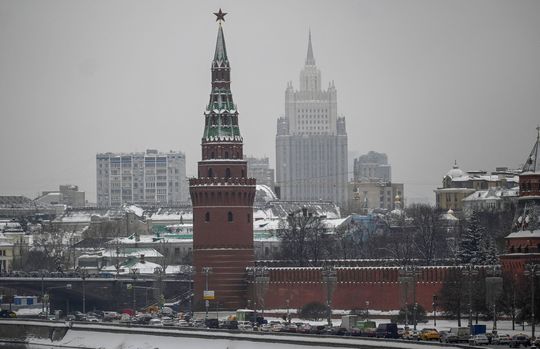 Tháp Vodovzvodnaya của Điện Kremlin (trái) và tòa nhà Bộ Ngoại giao Nga (phải) ở Moskva. 