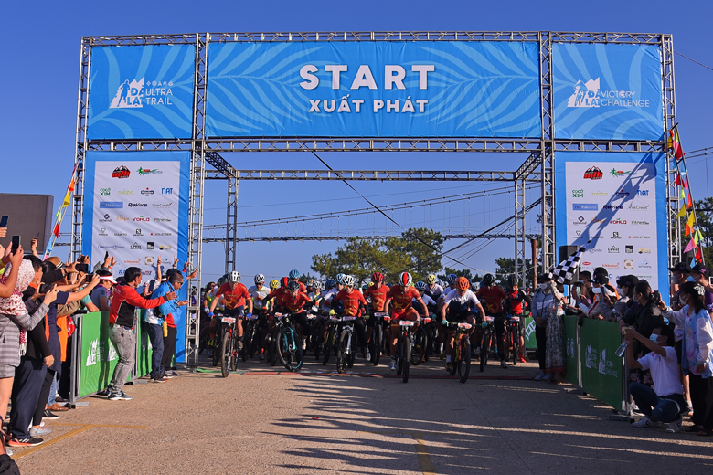 Các VĐV bắt đầu xuất phát trong cự ly 45km giải xe đạp địa hình Dalat Victory Challenge