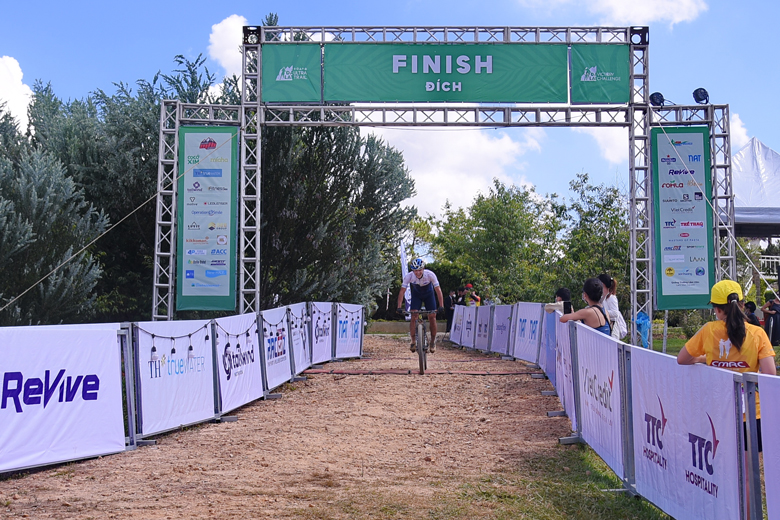 VĐV Đinh Văn Linh của đội Hòa Bình về đích đầu tiên trong nội dung nam giải xe đạp địa hình 