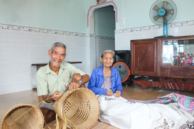 Cụ ông K’Đều và cụ bà Ka Rỗi vẫn miệt mài làm việc và tâm nguyện lưu giữ nghề truyền thống để truyền dạy cho thế hệ trẻ