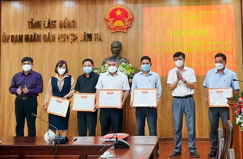 Trao giấy khen cho các tập thể, cá nhân đạt thành tích cao trong việc thực hiện QCDC ở cơ sở tại Lâm Hà