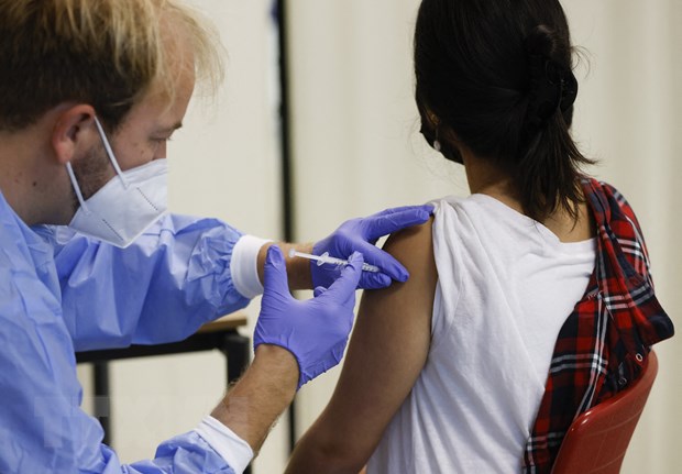Nhân viên y tế tiêm vaccine phòng COVID-19 cho người dân