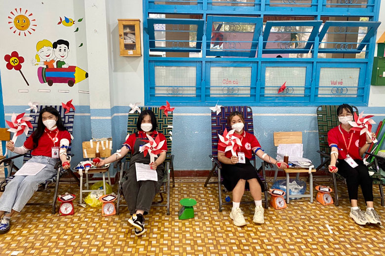 Tình nguyện viên CLB Hành trình đỏ - Kết nối yêu thương tỉnh Lâm Đồng tham gia Chương trình Ngày hội Hiến máu tình nguyện “Chong chóng gió” lần 5 năm 2022