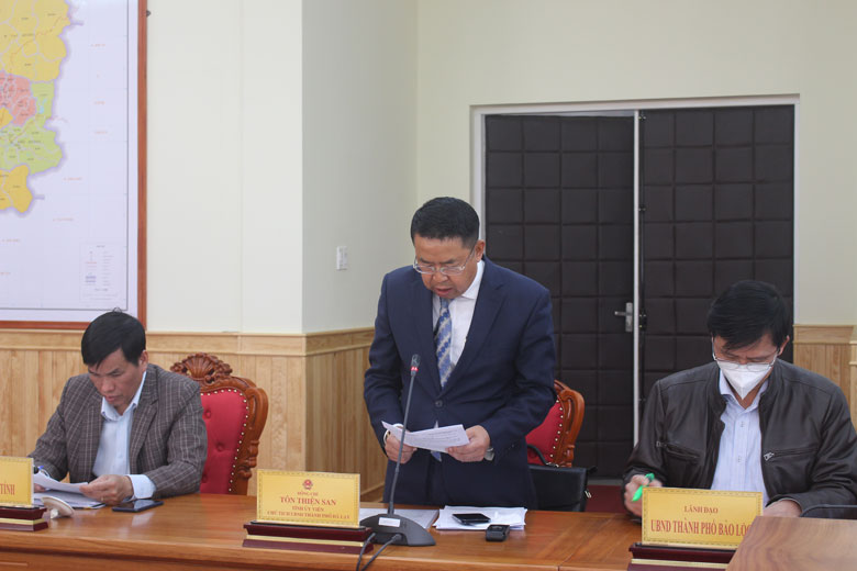 Chủ tịch UBND thành phố Đà Lạt Tôn Thiện San báo cáo tình hình giải quyết khiếu nại, tố cáo tại buổi làm việc với Đoàn ĐBQH tỉnh Lâm Đồng