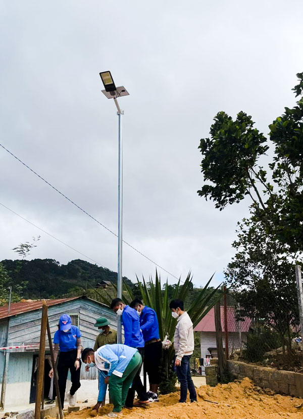 Đoàn viên thanh niên huyện Lạc Dương lắp đặt bóng đèn công trình Thắp sáng đường quê tại xã Đưng K’Nớ