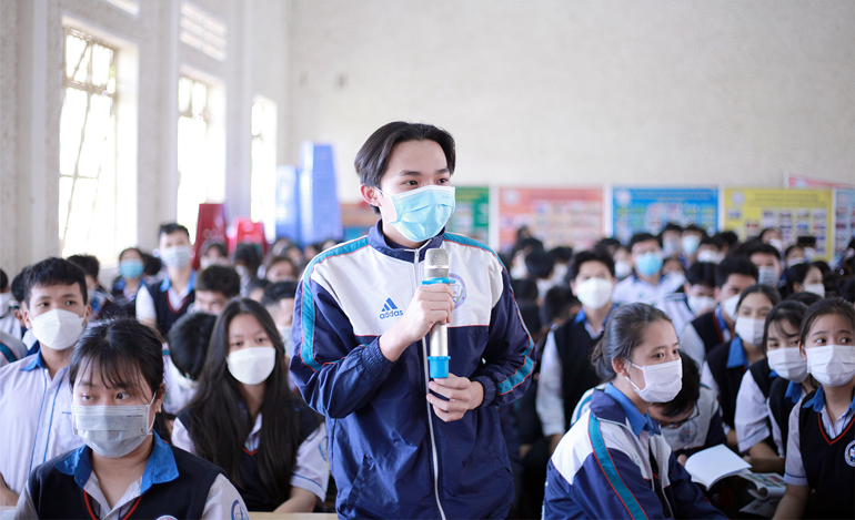 Học sinh lớp 12 tỉnh Lâm Đồng đặt câu hỏi để được giải đáp tại buổi tư vấn trực tiếp