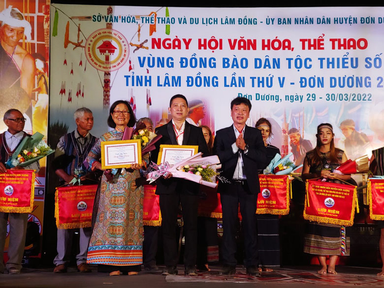 Trao cờ lưu niệm tri ân 2 doanh nghiệp tài trợ Ngày hội là Công ty TNHH La Ba và Công ty Mỹ phẩm Xuân Trang