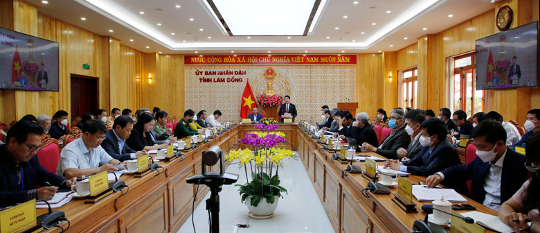 Lãnh đạo các sở, ban, ngành và tổ chức chính trị xã hội tham dự hội nghị tại đầu cầu UBND tỉnh Lâm Đồng