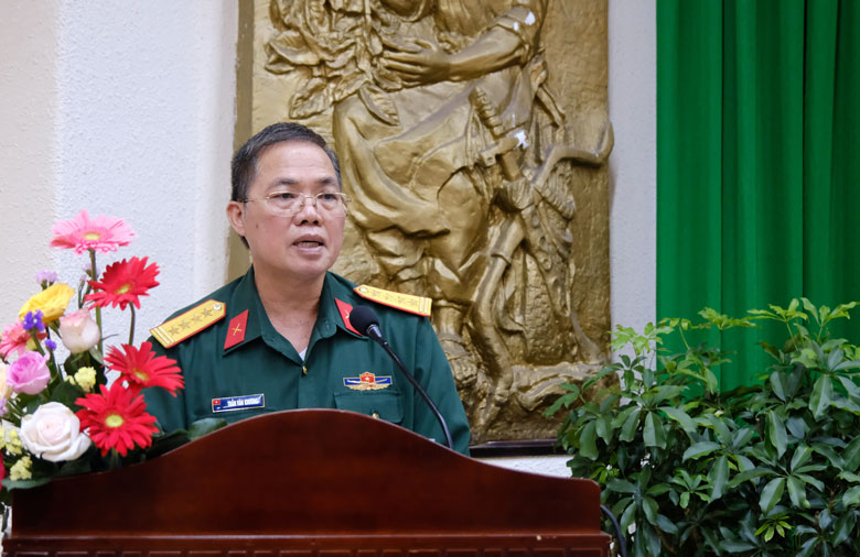Đại tá Trần Văn Khương - Chính uỷ Bộ CHQS tỉnh phát biểu tổng kết tại hội nghị