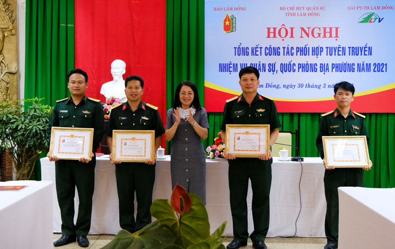 Tập thể, cá nhân có thành tích xuất sắc trong công tác tuyên truyền được nhận khen thưởng của Báo Lâm Đồng