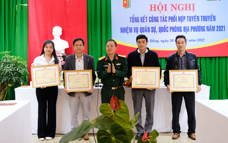Các tập thể, cá nhân của Bộ CHQS tỉnh có thành tích xuất sắc trong công tác tuyên truyền được khen thưởng tại hội nghị