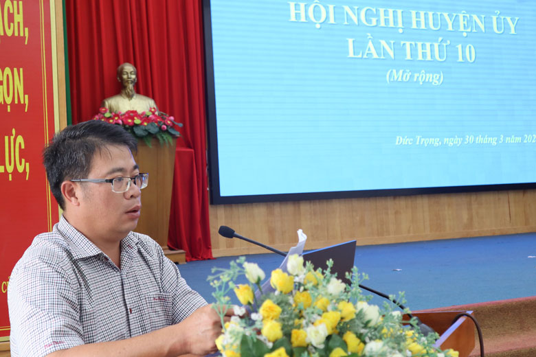 Đồng chí Nguyễn Ngọc Phúc - Bí thư Huyện ủy, phát biểu chỉ đạo tại hội nghị.