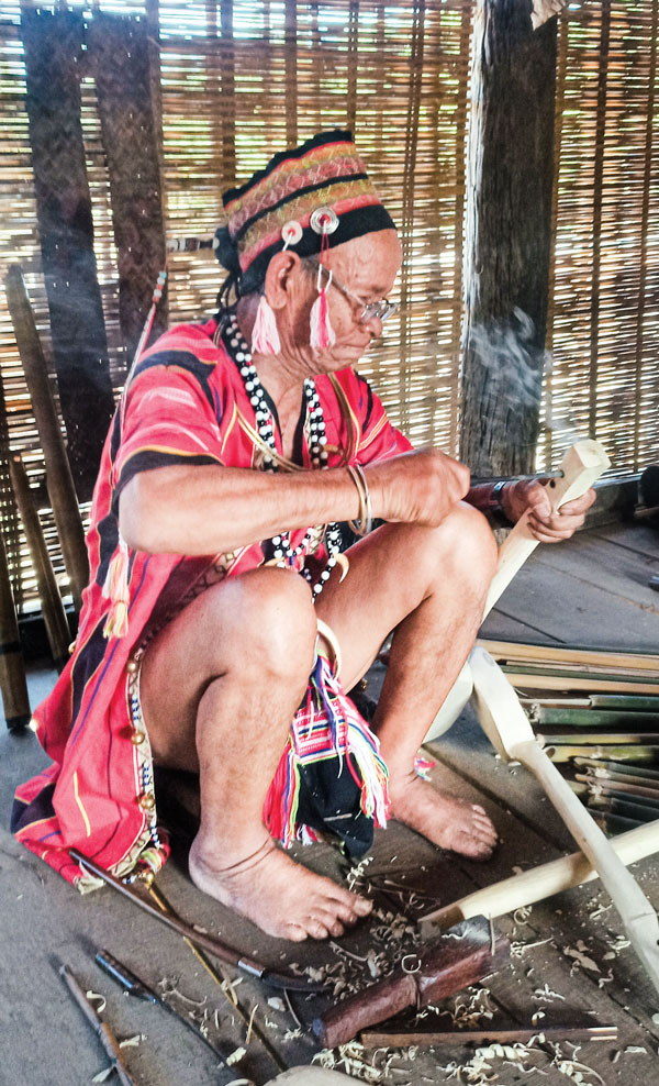 Nghệ nhân A Broh vẽ (A-Pẹ) dân tộc Gié Triêng đang chế tác đàn Pin puil.