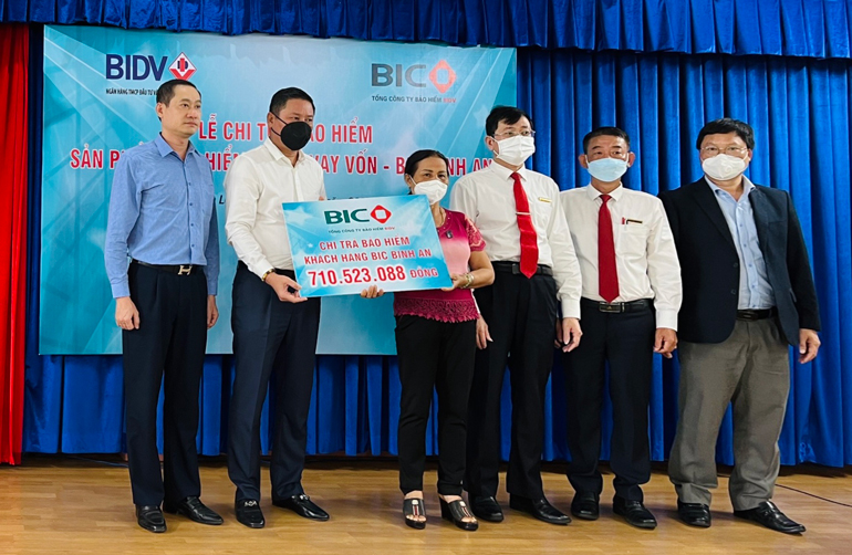 BIC Lâm Đồng trao hơn 710 triệu đồng tiền bảo hiểm người vay vốn