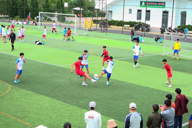 Thi đấu môn bóng đá giữa các đội học sinh 