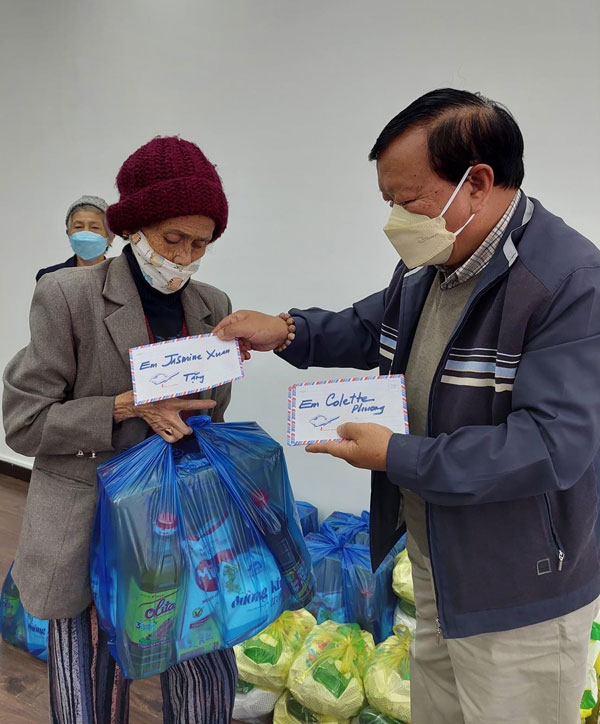 Ông Nguyễn Văn Lực, Chủ tịch Hội Bảo trợ Bệnh nhân nghèo - Người tàn tật và Trẻ mồ côi Lâm Đồng trao quà cho người khó khăn tại TP Đà Lạt.