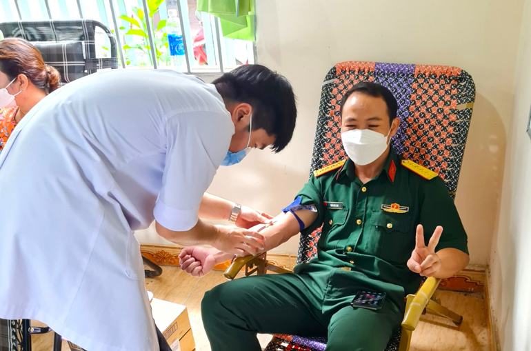 Tình nguyện viên huyện Đạ Huoai tham gia hiến máu tình nguyện trong đợt hiến máu thứ 2 năm 2022