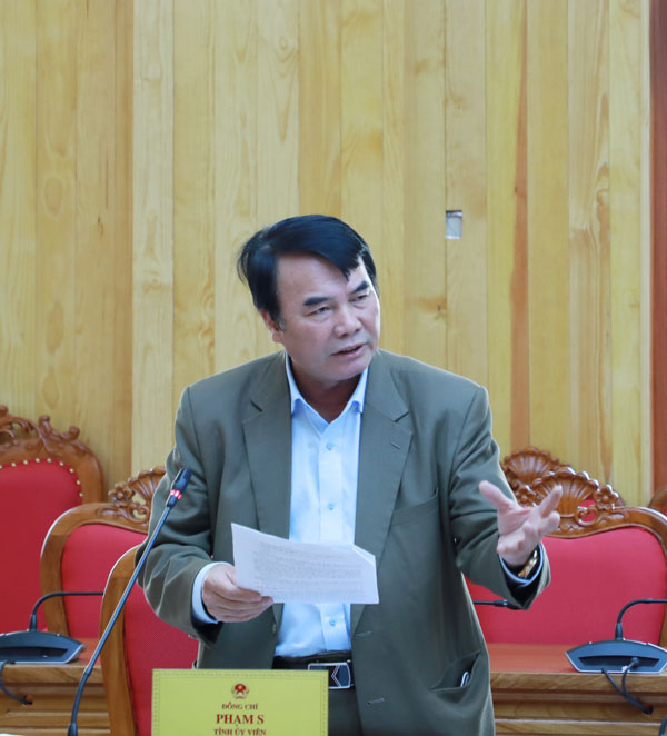 Phó Chủ tịch UBND tỉnh Lâm Đồng Phạm S phát biểu tại cuộc họp