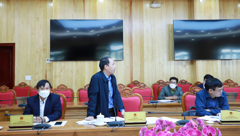 Chủ tịch UBND huyện Lạc Dương báo cáo công tác quản lý bảo vệ rừng trên địa bàn