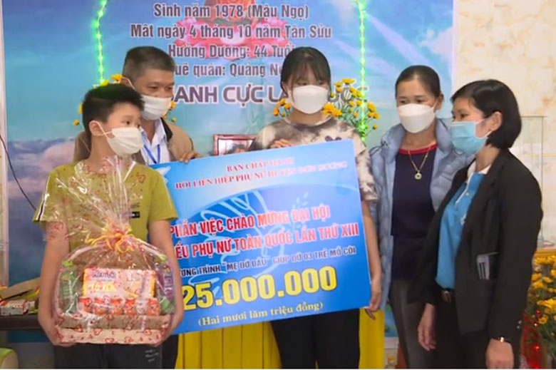 Hội Phụ nữ huyện Đơn Dương trao tiền hỗ trợ cho 3 trường hợp trẻ mất người thân do COVID và trẻ mồ côi