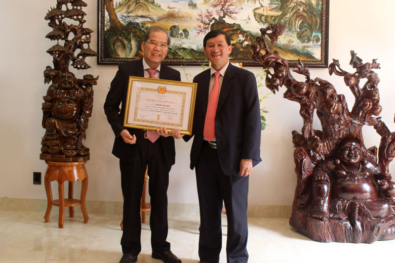 Trao tặng Huy hiệu 40 năm tuổi Đảng cho đồng chí Nguyễn Xuân Tiến - nguyên Ủy viên BCH Trung ương Đảng, nguyên Bí thư Tỉnh ủy Lâm Đồng