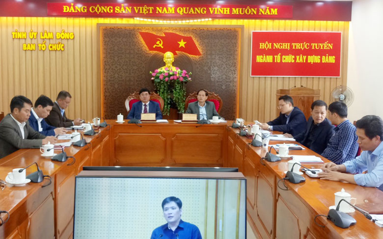 Các đồng chí chủ trì và đại biểu tham dự hội nghị trực tuyến toàn quốc đánh giá công tác tổ chức - xây dựng Đảng quý I năm 2022 tại điểm cầu Lâm Đồng.