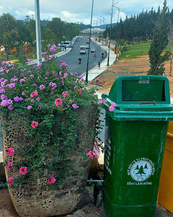 Thùng rác được bố trí khoa học, đẹp mắt tại hầu hết các vị trí công cộng trong thành phố Đà Lạt đã góp phần nâng cao ý thức người dân trong bảo vệ môi trường