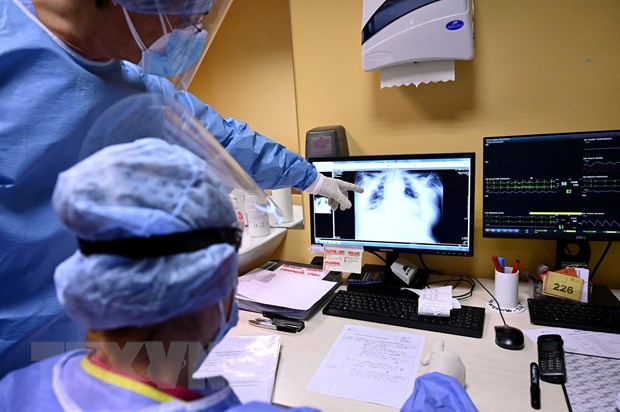 Nhân viên y tế theo dõi hình chụp X-quang phổi của bệnh nhân COVID-19 tại Rome, Italy.