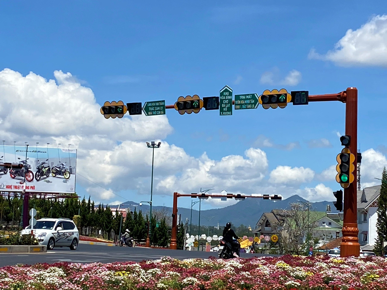 Hệ thống đèn tín hiệu nút giao thông đường Ba Tháng Tư - Trần Hưng Đạo - Trần Phú - Hồ Tùng Mậu đang hoạt động hiệu quả, giảm ùn tắc giao thông trong những ngày cao điểm 