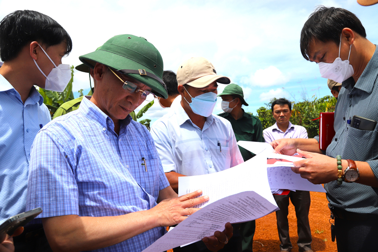 Chủ tịch UBND tỉnh Lâm Đồng Trần Văn Hiệp kiểm tra hồ sơ quy hoạch dự án của Công ty CP Vina Farm và chỉ đạo công tác thu hồi đất bàn giao cho chủ đầu tư