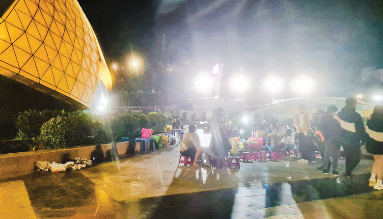Quang cảnh nhếch nhác ở Quảng trường TP Đà Lạt vào những ngày cao điểm du lịch Tết 2022