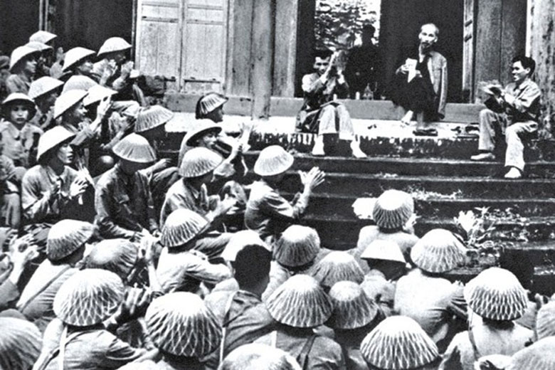 Bác Hồ nói chuyện với cán bộ chiến sĩ Đại đoàn quân Tiên Phong 308 tại Đền Giếng (Phú Thọ), sáng ngày 19/9/1954. Ảnh tư liệu