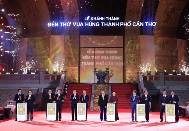 Chủ tịch nước Nguyễn Xuân Phúc và các vị lãnh đạo, nguyên lãnh đạo Đảng, Nhà nước thực hiện nghi thức khánh thành Đền thờ Vua Hùng tại Cần Thơ