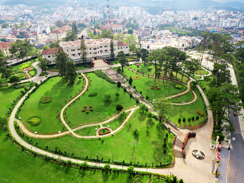 Tổ hợp nghỉ dưỡng, thể thao của Công ty Hoàng Gia ĐL gồm khách sạn Dalat Palace Heritage 5 sao, khách sạn Du Parc Dalat 4 sao tiêu chuẩn quốc tế