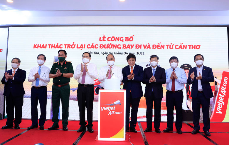 Chủ tịch nước Nguyễn Xuân Phúc (thứ 5 từ trái sang) và lãnh đạo thành phố Cần Thơ, các cơ quan ban ngành, Vietjet tham gia nghi thức công bố khai thác các đường bay đến và đi Cần Thơ