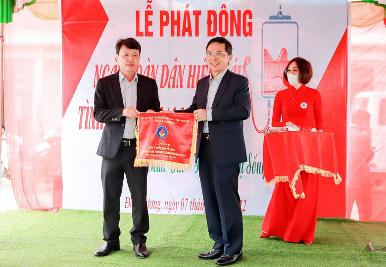 Phó Chủ tịch UBND tỉnh Lâm Đồng Đặng Trí Dũng trao cờ lưu niệm cho huyện Đơn Dương là đơn vị phối hợp tổ chức lễ phát động Ngày Toàn dân Hiến máu tình nguyện 2022