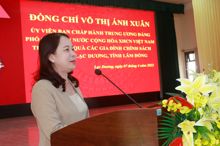 Phó Chủ tịch nước Võ Thị Ánh Xuân thăm, tặng quà tại huyện Lạc Dương
