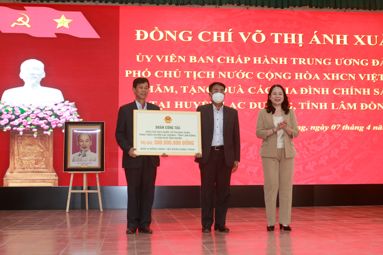 Phó Chủ tịch nước Võ Thị Ánh Xuân trao tặng biểu trưng 10 căn nhà tình nghĩa cho các gia đình chính sách huyện Lạc Dương