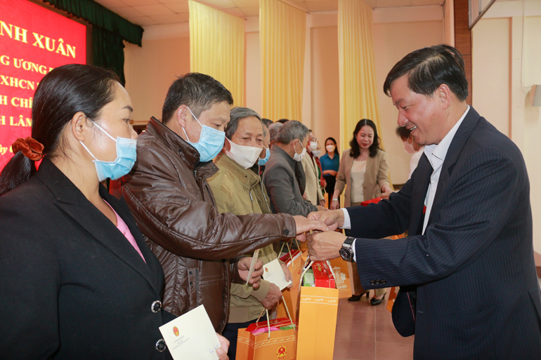Bí thư Tỉnh ủy Lâm Đồng Trần Đức Quận tặng quà của Phó Chủ tịch nước cho các gia đình chính sách huyện Lạc Dương