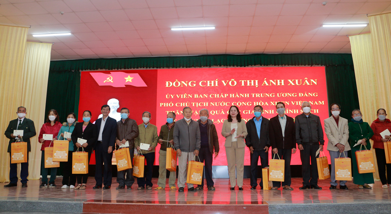 Phó Chủ tịch nước Võ Thị Ánh Xuân và Bí thư Tỉnh ủy Lâm Đồng Trần Đức Quận tặng quà cho các gia đình chính sách huyện Lạc Dương