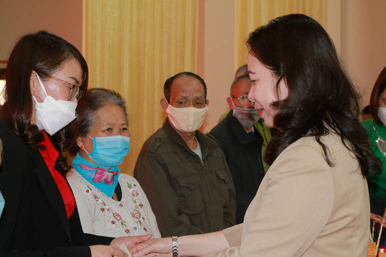 Phó Chủ tịch nước Võ Thị Ánh Xuân tặng quà cho các gia đình chính sách huyện Lạc Dương