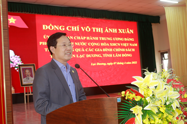 Bí thư Huyện ủy Lạc Dương Phạm Triều phát biểu cảm ơn Phó Chủ tịch nước Võ Thị Ánh Xuân và đoàn công tác cùng các đồng chí lãnh đạo tỉnh