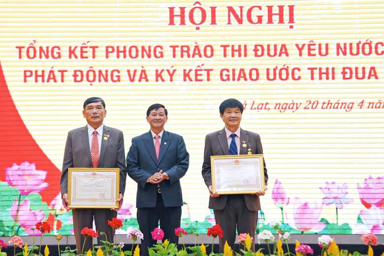 Bí thư Tỉnh ủy Trần Đức Quận trao danh hiệu vinh dự Nhà nước Thầy thuốc Nhân dân cho các cá nhân