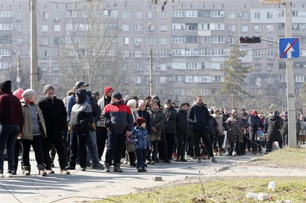 Người dân xếp hàng chờ nhận đồ viện trợ tại Mariupol (Ukraine), ngày 23/3/2022