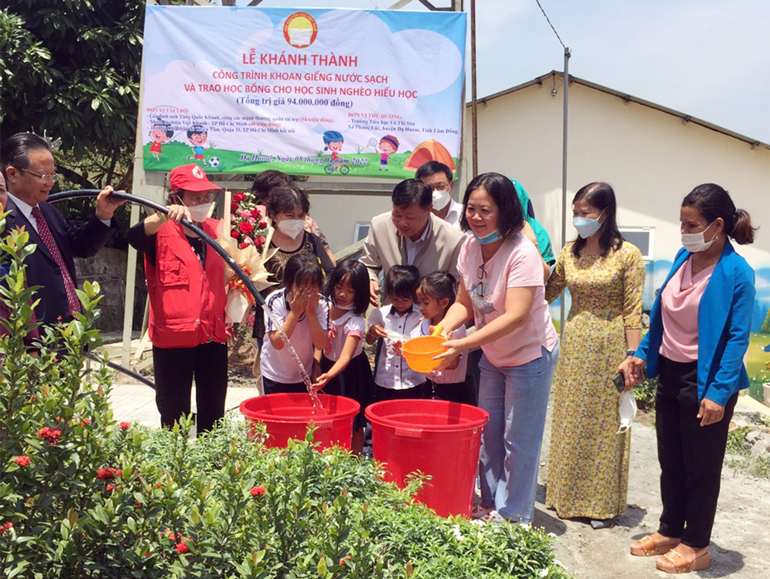 Hội Khuyến học tỉnh Lâm Đồng phối hợp trao quà cho học sinh huyện Đạ Huoai