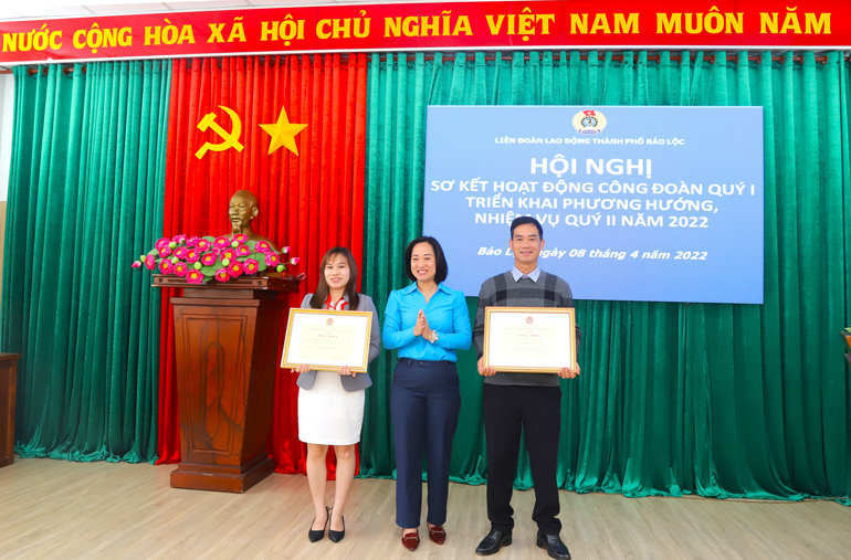 Bảo Lộc: Tổng Liên đoàn Lao động Việt Nam tặng bằng khen cho 1 tập thể và 1 cá nhân