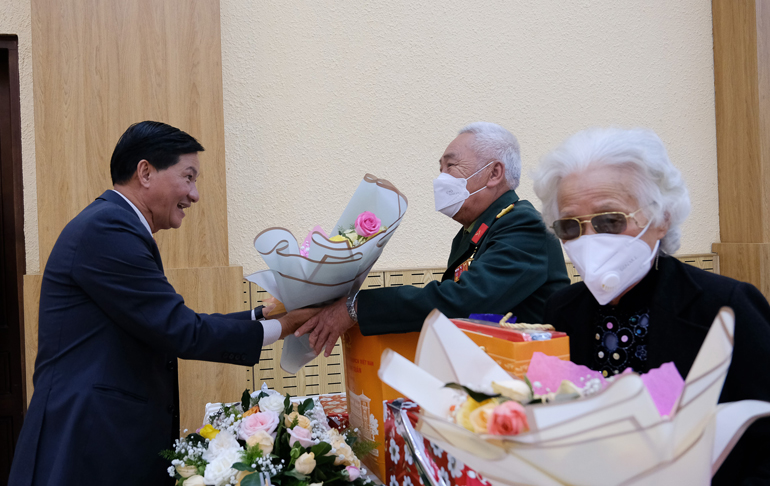 Đồng chí Trần Đức Quận – Bí thư Tỉnh ủy Lâm Đồng trao quà và hoa tặng Mẹ Việt Nam Anh hùng, Anh hùng Lực lượng Vũ trang Nhân dân