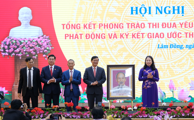 Phó Chỉ tịch nước Võ Thị Ánh Xuân tặng bức ảnh Bác Hồ cho tỉnh Lâm Đồng