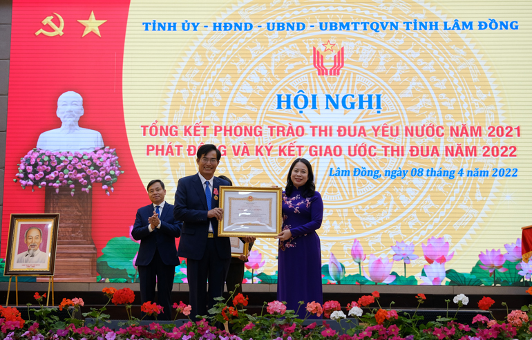 Trao Huân chương Lao động hạng nhì cho ông Đinh Ngọc Hùng - Nguyên Bí thư Huyện uỷ, nguyên Chủ tịch HĐND huyện Đơn Dương