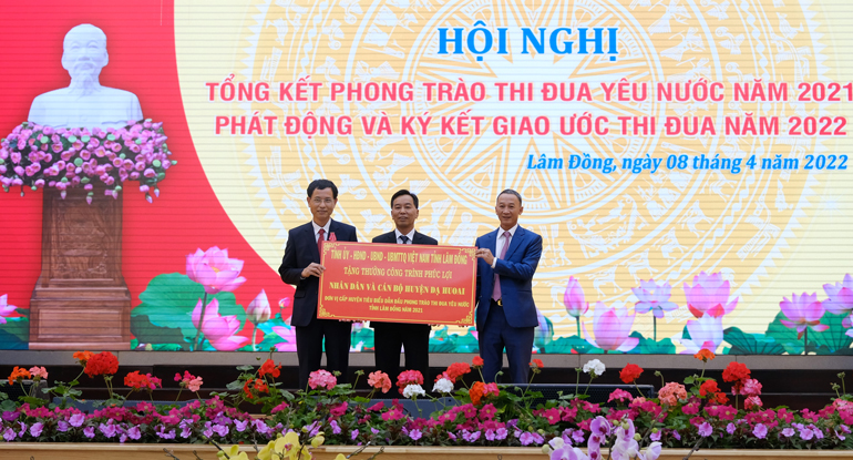 Trao công trình phúc lợi cho đơn vị cấp huyện cho Nhân dân và cán bộ huyện Đạ Huoai
